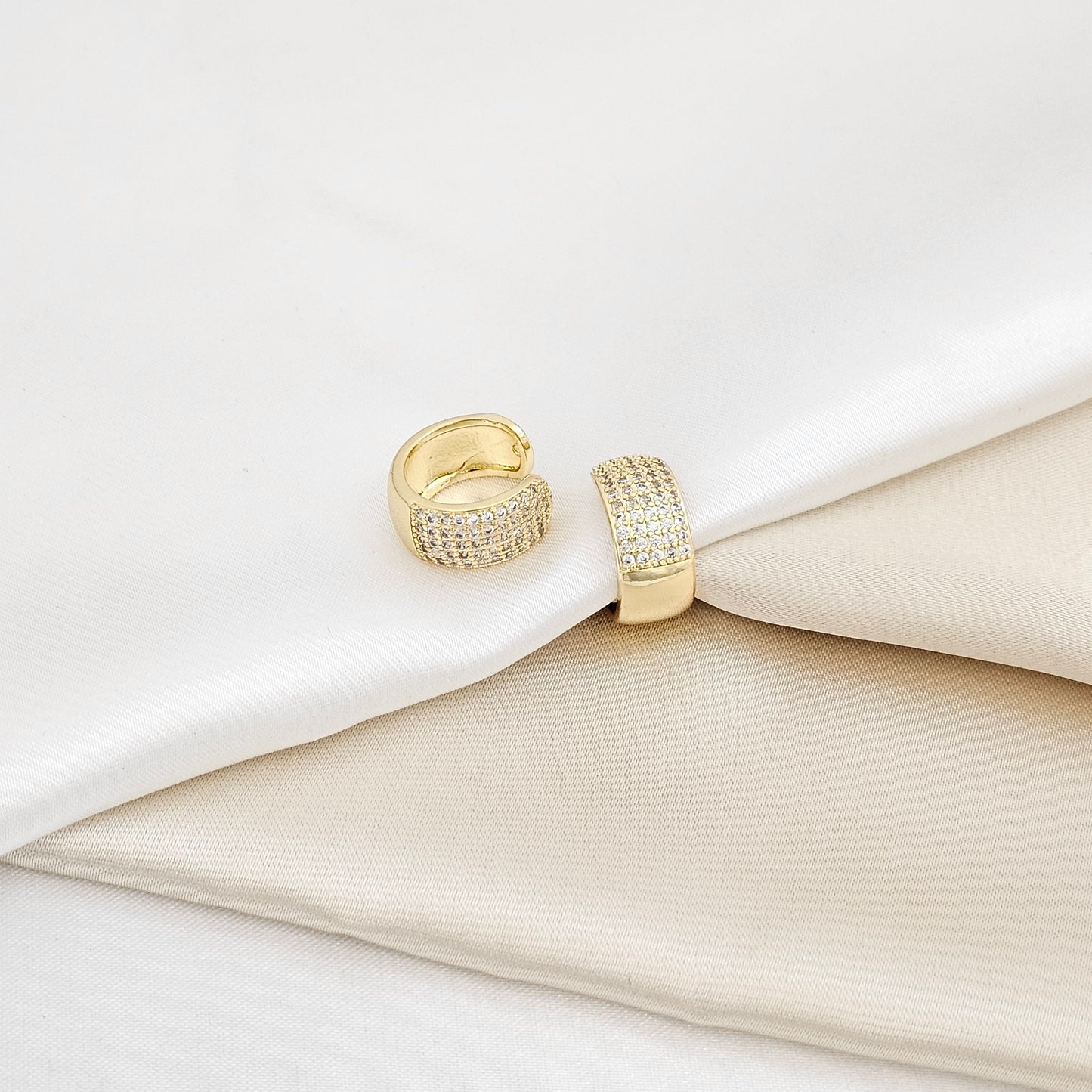 EARCUFF PEQUEÑO LISO Y CON CIRCONES DORADO RF K6335