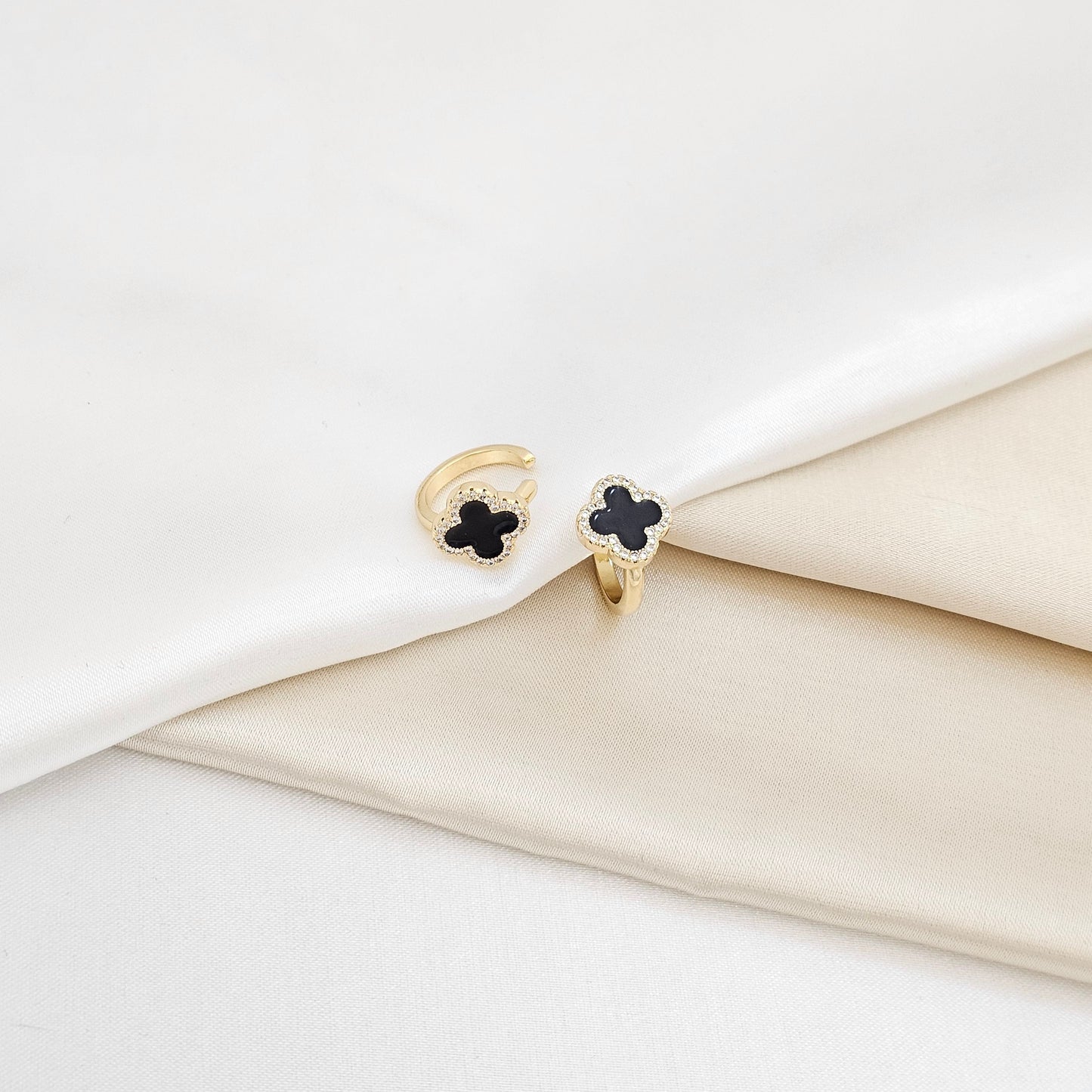 EARCUFF DORADO TREBOL NEGRO CON CIRCONES RF K6338