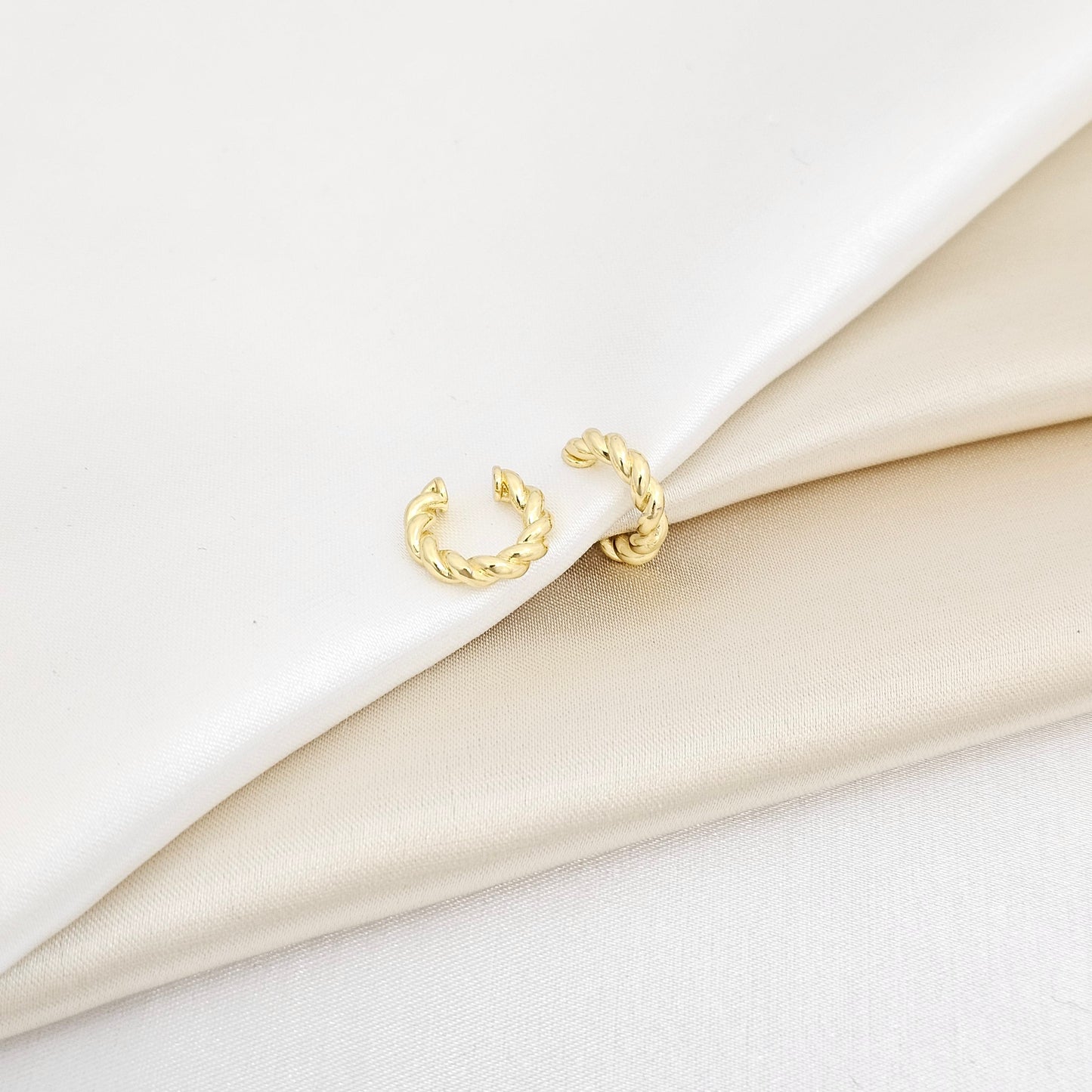 EARCUFF PEQUEÑO TRENZAS LISAS DORADO RF K6871
