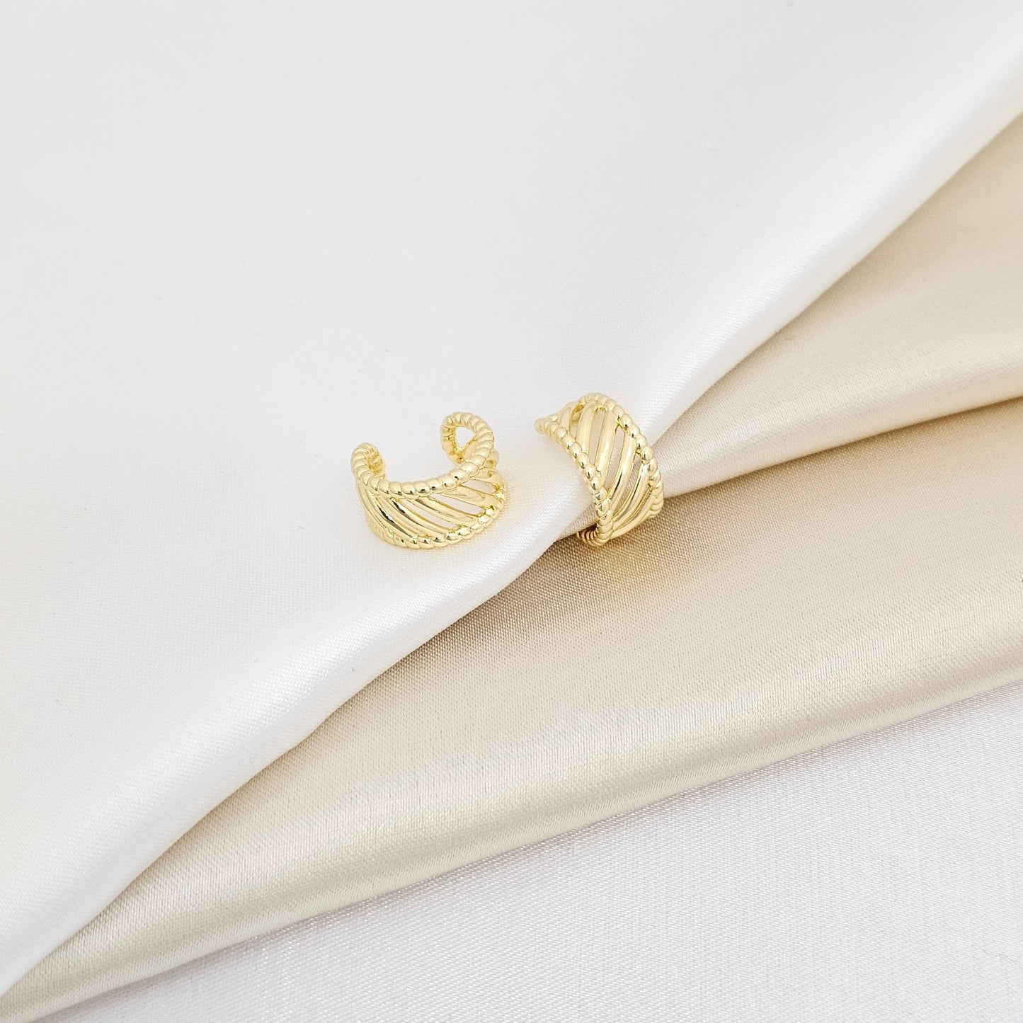 EARCUFF LINEAS EN DIAGONAL DORADO RF K6875