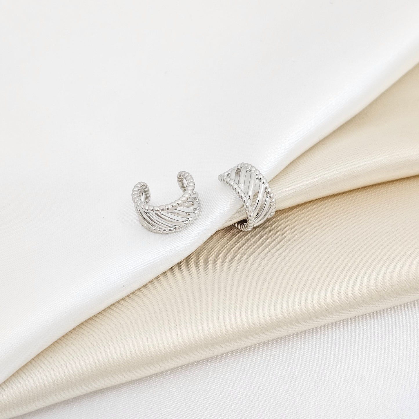 EARCUFF LINEAS EN DIAGONAL PLATEADO RF K6876