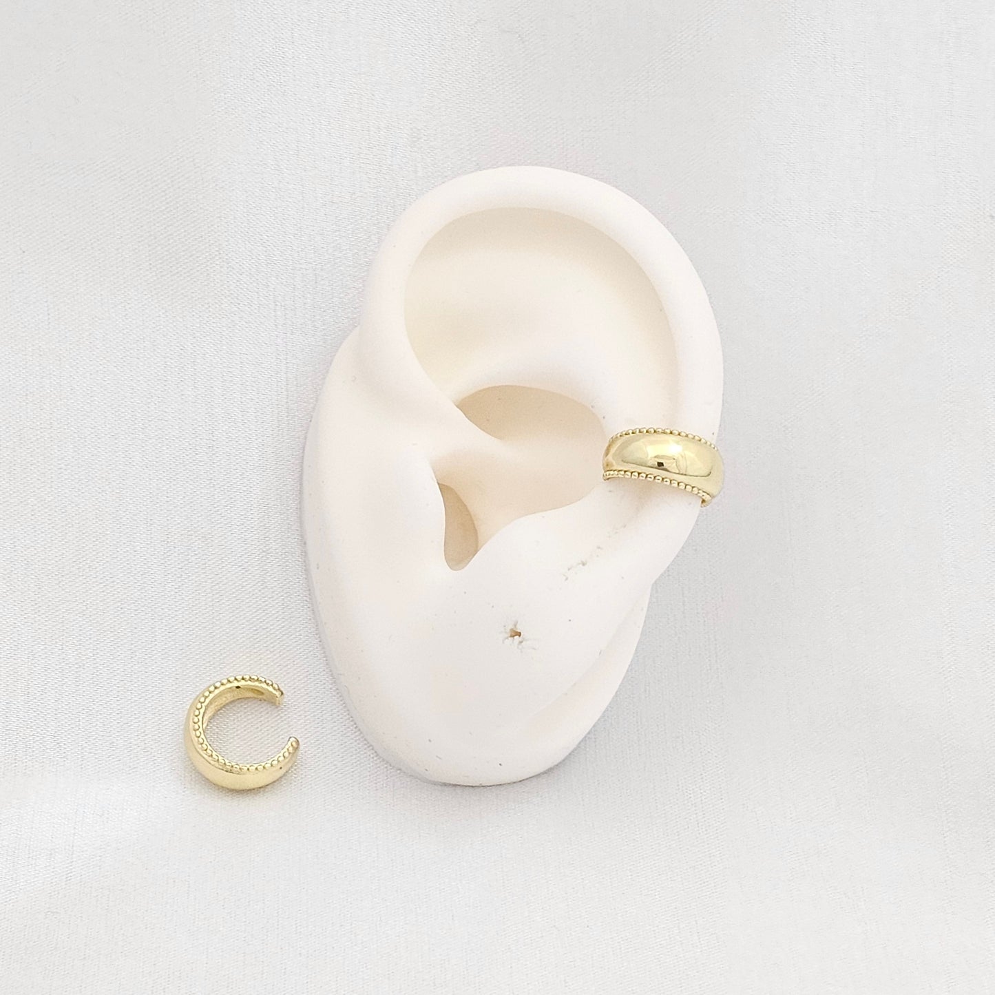 EARCUFF PEQUEÑO LISO CON MINI BALINES DORADO RF K6879