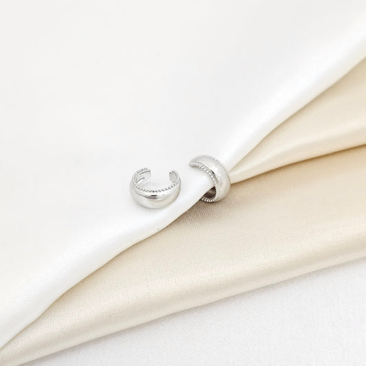 EARCUFF PEQUEÑO LISO CON MINI BALINES PLATEADO RF K6880