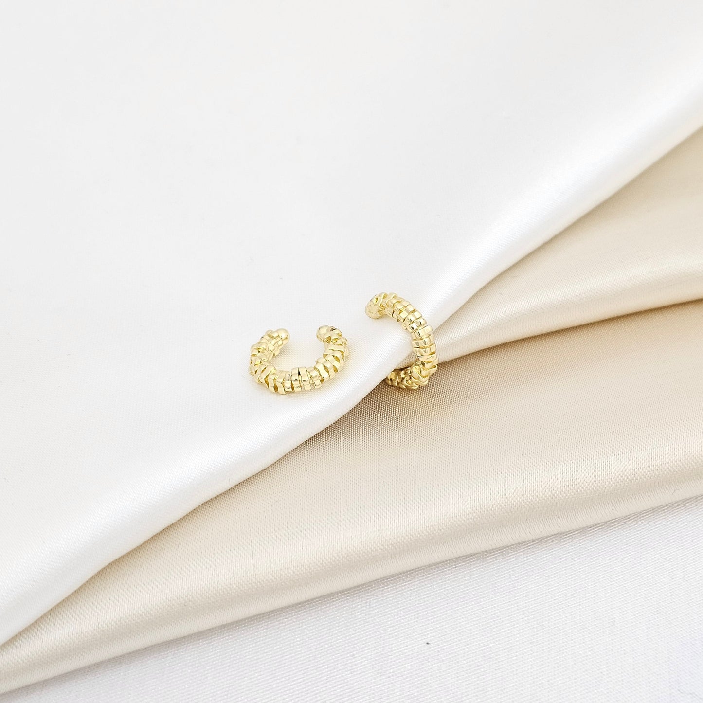 EARCUFF MINI CUADROS EN FILA DORADO RF K6881