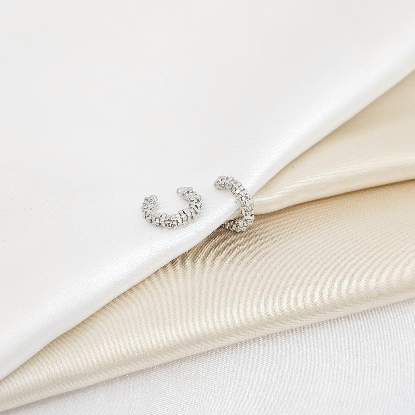EARCUFF MINI CUADROS EN FILA PLATEADO RF K6882