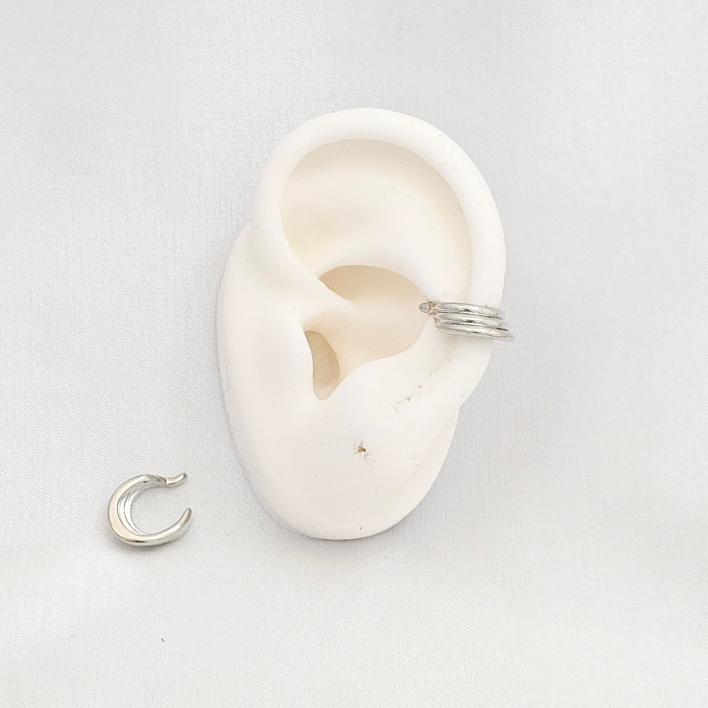 EARCUFF PEQUEÑO TRES LINEAS CURVAS PLATEADO RF K6888