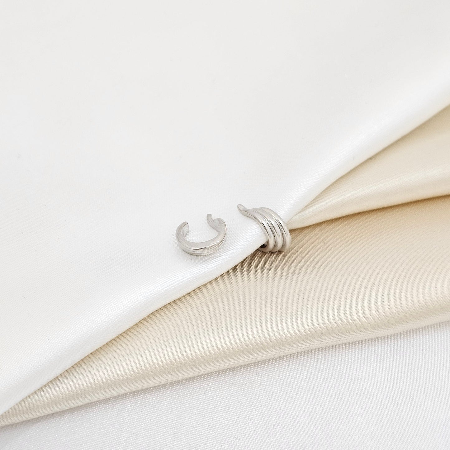 EARCUFF PEQUEÑO TRES LINEAS CURVAS PLATEADO RF K6888