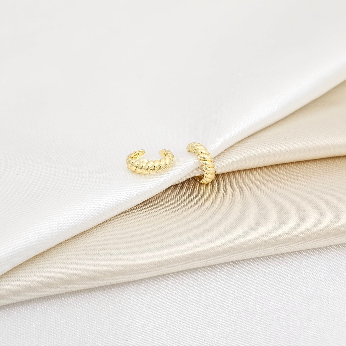 EARCUFF PEQUEÑO LAZO DORADO RF K6893