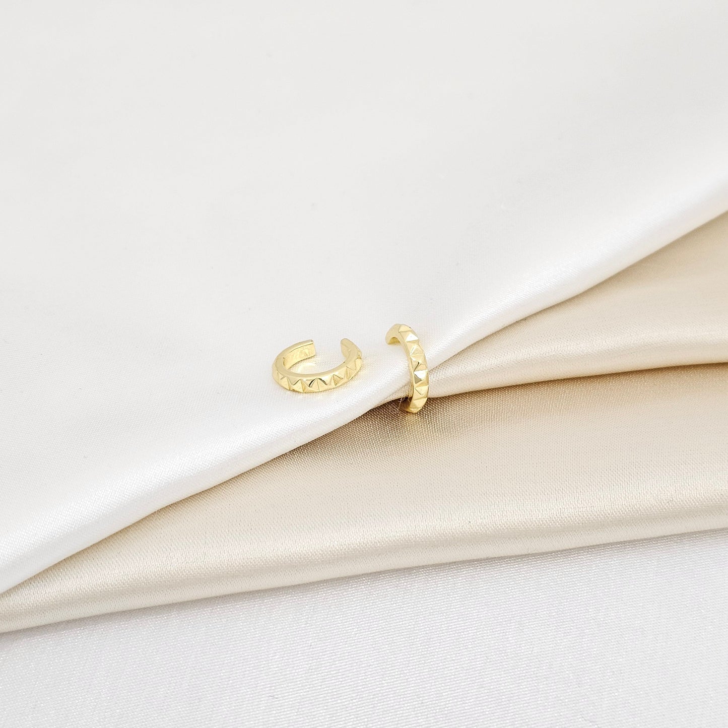 EARCUFF PEQUEÑO PIRAMIDES DORADO RF K6897