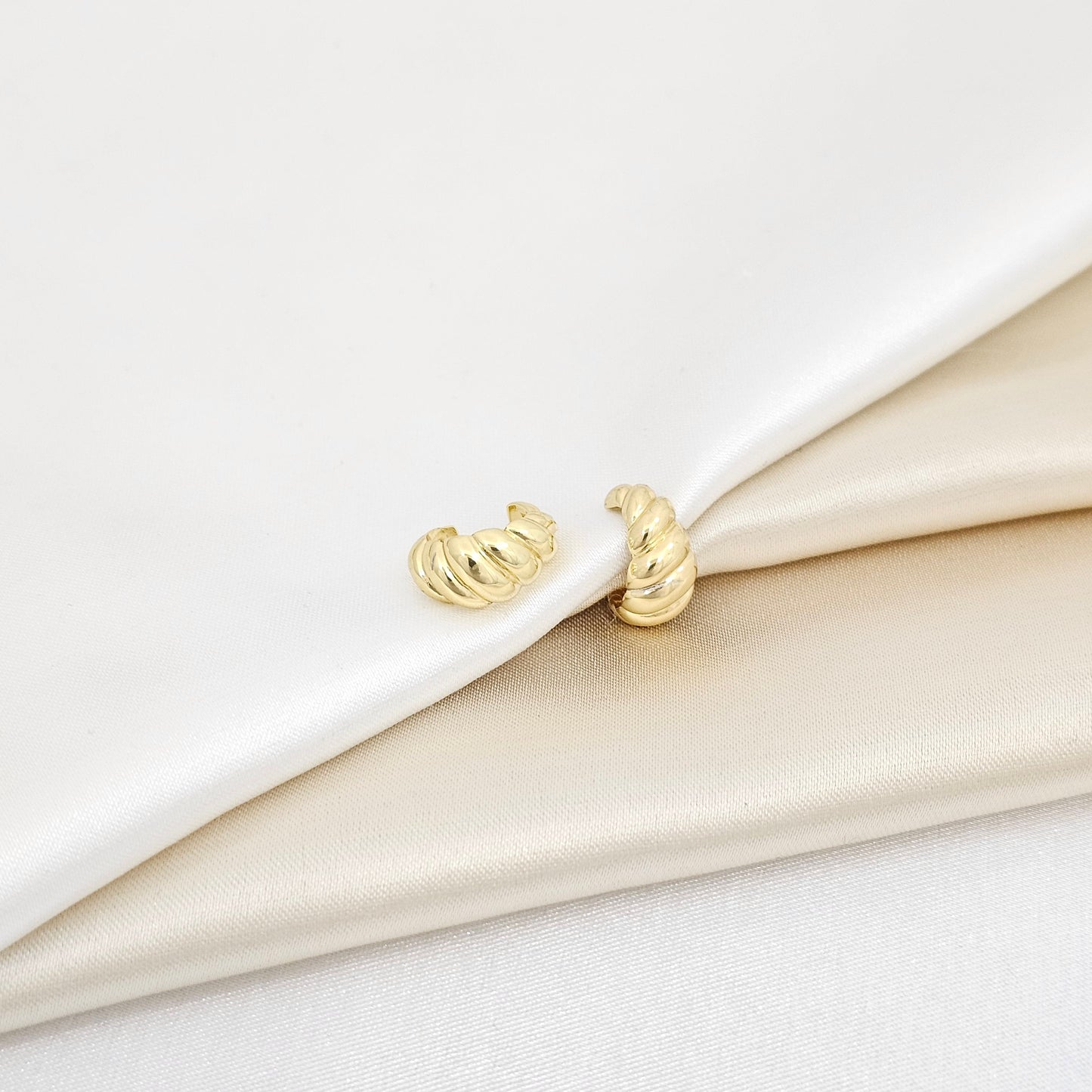 EARCUFF PEQUEÑO LAZO GRUESO DORADO RF K6898