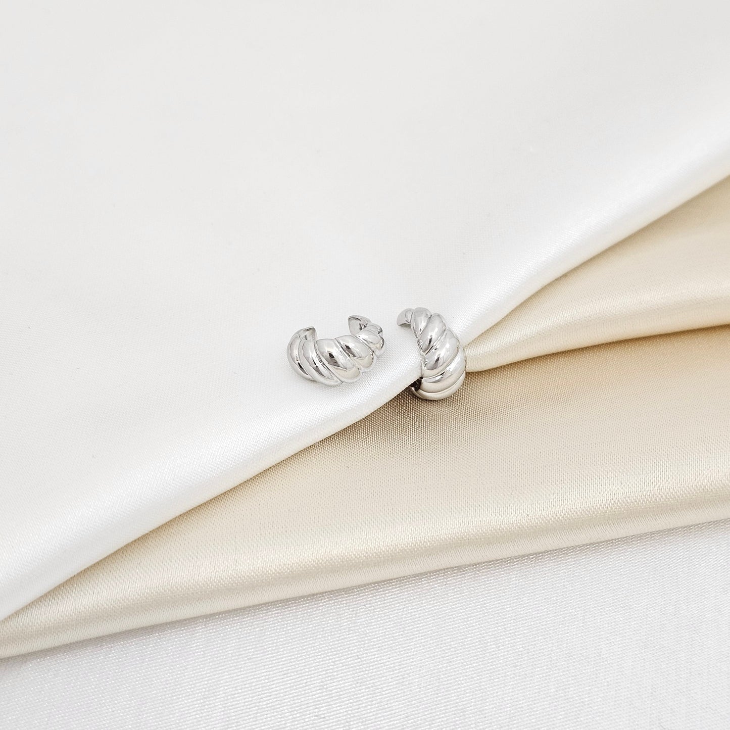 EARCUFF PEQUEÑO LAZO GRUESO PLATEADO RF K6899