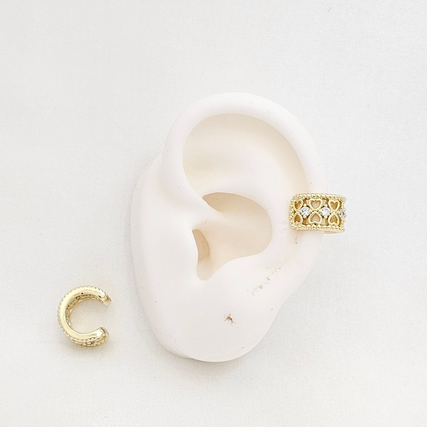 EARCUFF MINI CORAZONES CON CIRCONES DORADO RF K7005