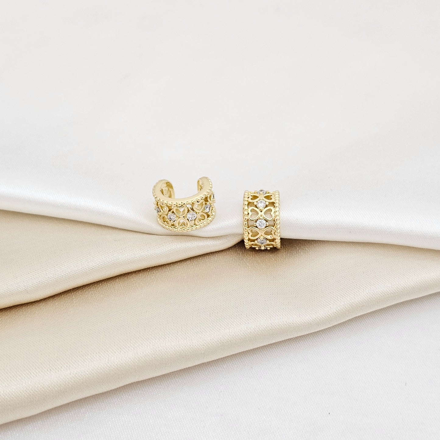 EARCUFF MINI CORAZONES CON CIRCONES DORADO RF K7005