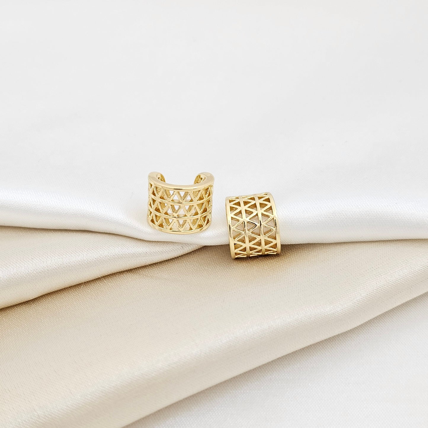 EARCUFF CUATRO LINEAS CON TRIANGULOS DORADO RF K7041