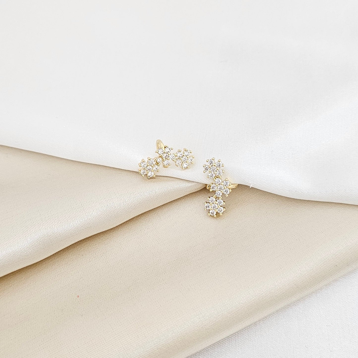 EARCUFF TRES FLORES DORADO CON CIRCONES RF K7208
