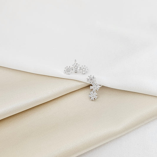 EARCUFF TRES FLORES PLATEADO CON CIRCONES RF K7209