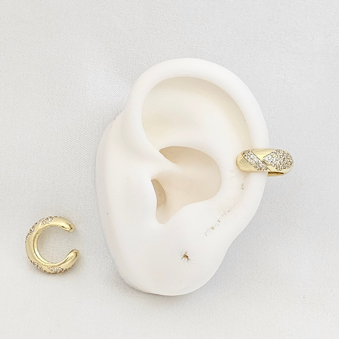 EARCUFF LISO DORADO CON ROMBOS Y CIRCONES RF K7220