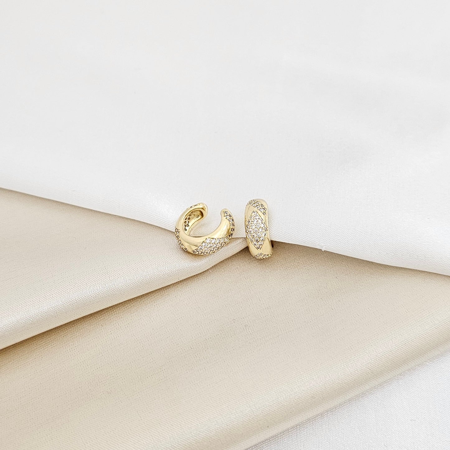 EARCUFF LISO DORADO CON ROMBOS Y CIRCONES RF K7220