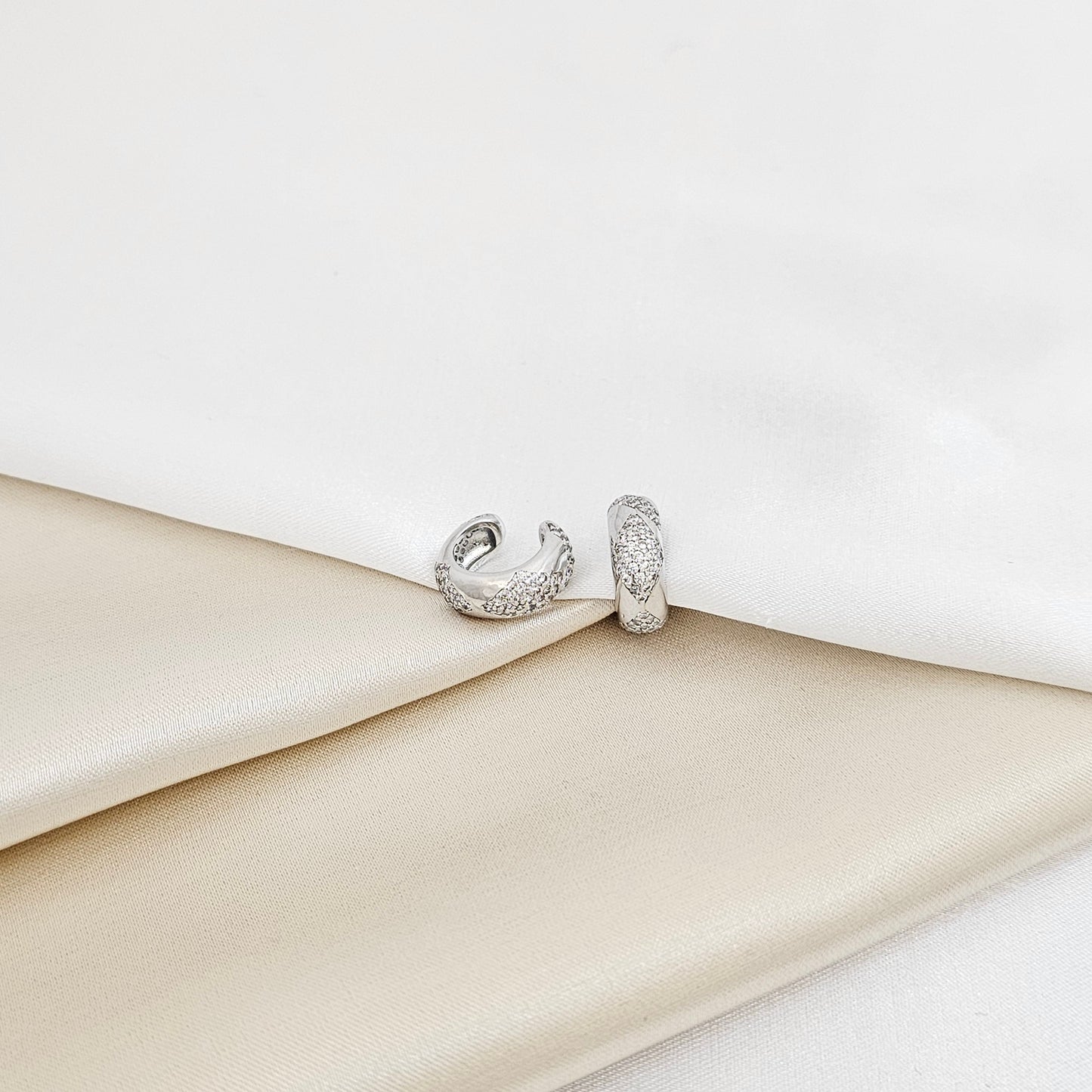 EARCUFF LISO PLATEADO CON ROMBOS Y CIRCONES RF K7221