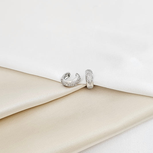EARCUFF LISO PLATEADO CON ROMBOS Y CIRCONES RF K7221