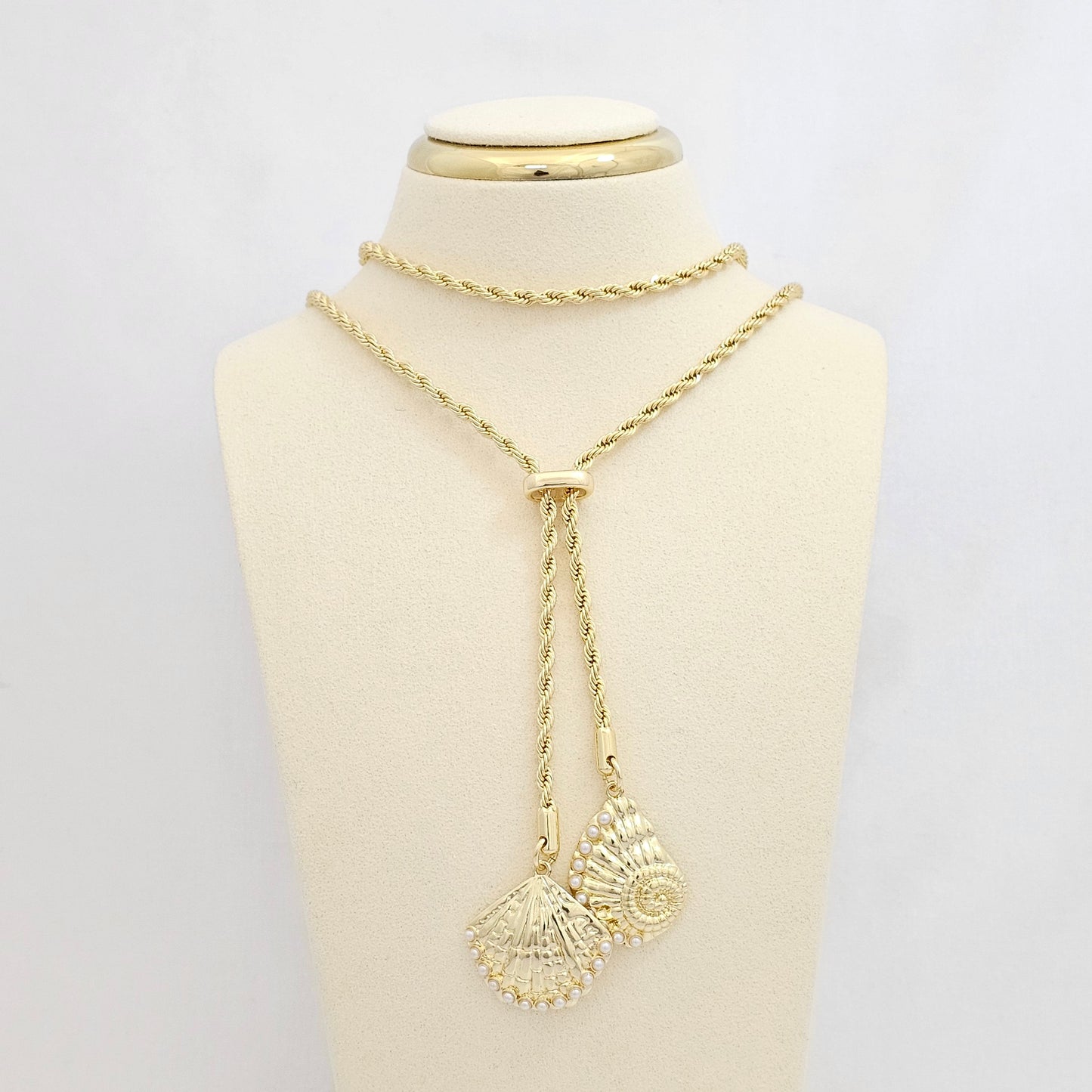 COLLAR LAZO CORREDIZO DIJES CONCHA Y CARACOL DORADO RF K6925
