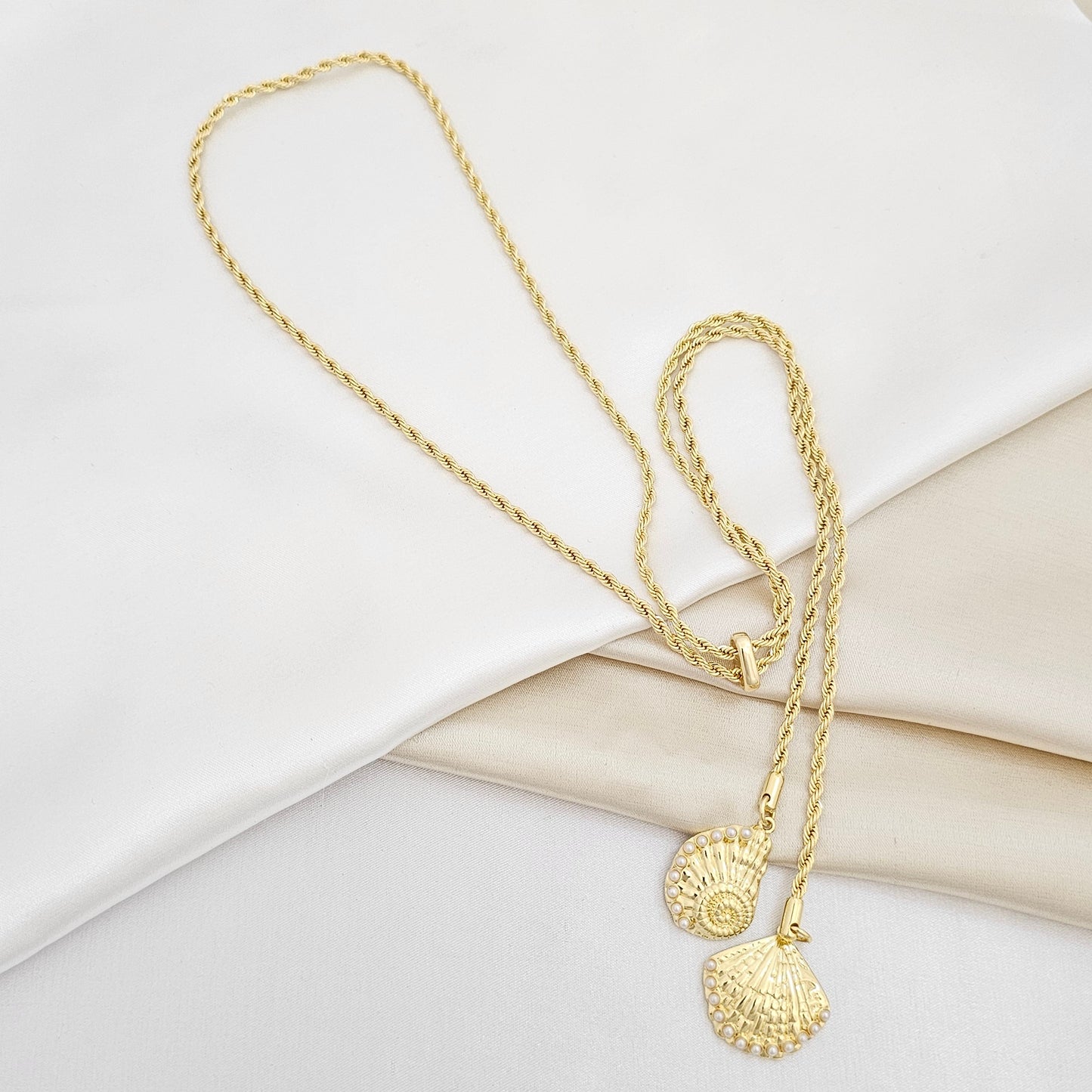 COLLAR LAZO CORREDIZO DIJES CONCHA Y CARACOL DORADO RF K6925