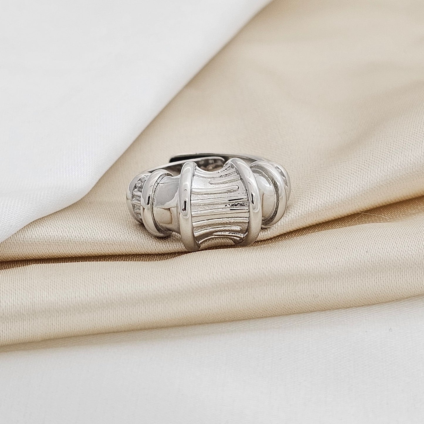 ANILLO LISO LINEAS PLATEADO RF K7627