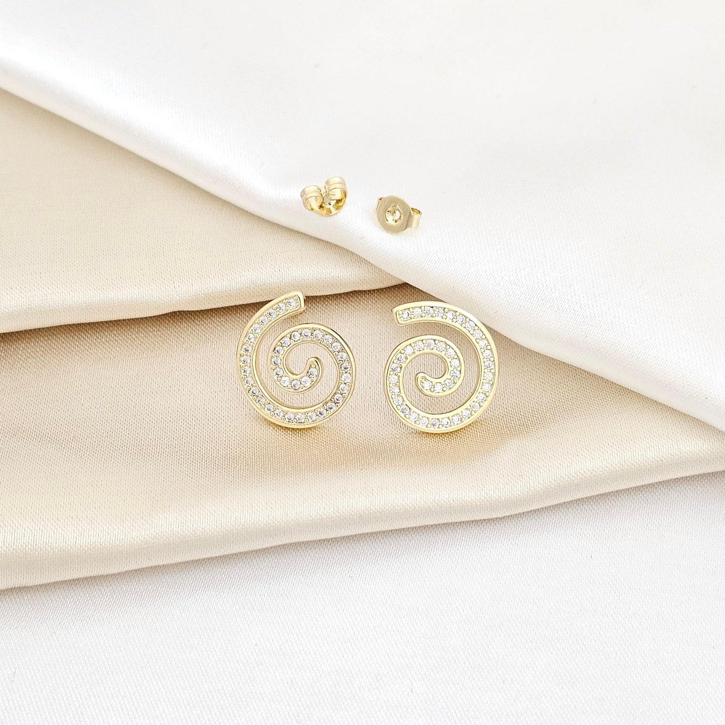 TOPO ESPIRAL PEQUEÑO CON CIRCONES DORADO RF K5660