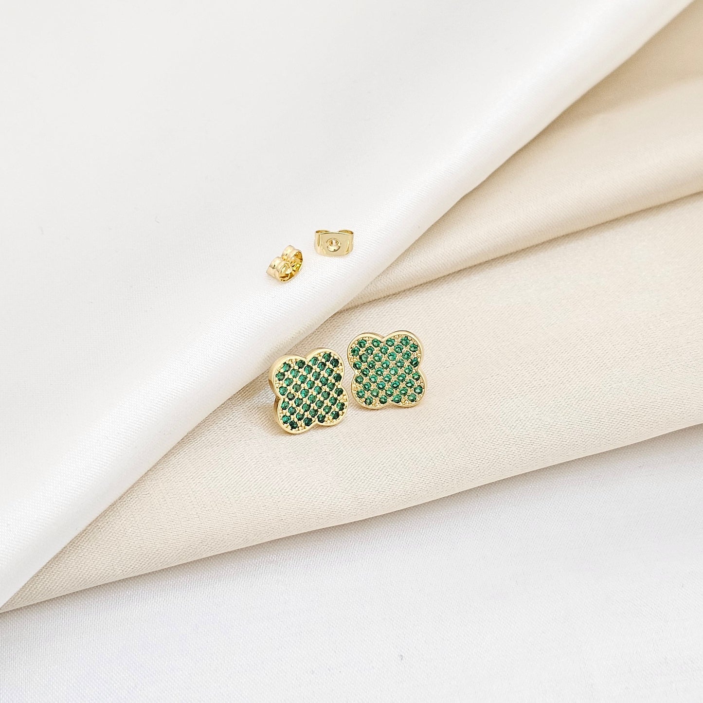 TOPO TREBOL MEDIANO VERDE CON CIRCONES DORADO RF K6075