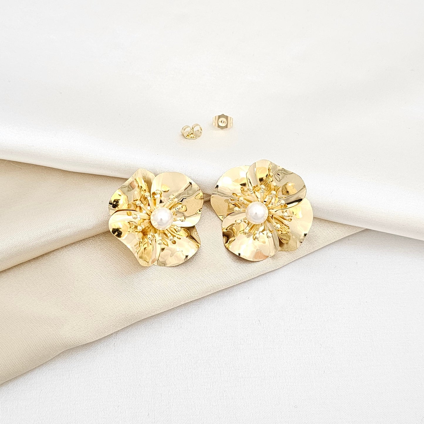 TOPO FLOR DE 4 PETALOS CON PERLA DORADO RF K6100
