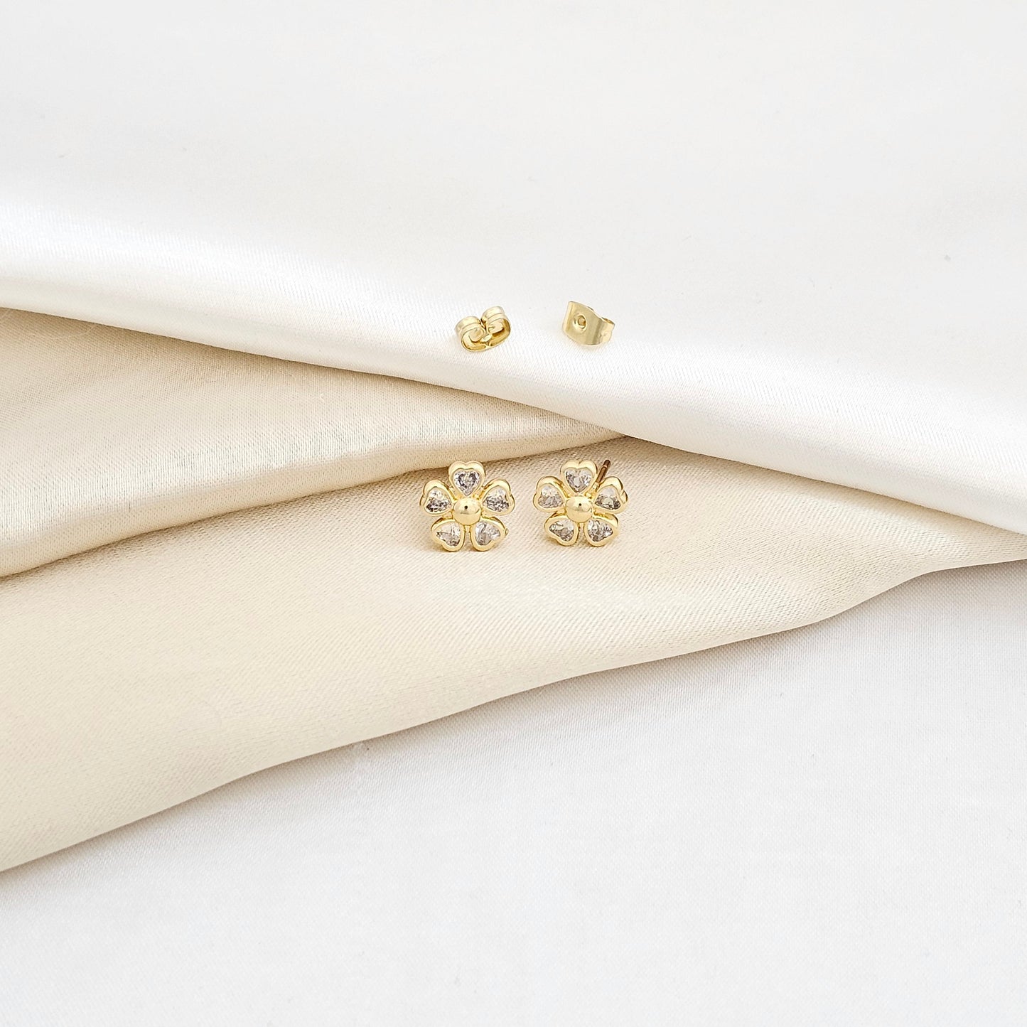 TOPO FLOR PETALOS EN FORMA DE CORAZON DORADO RF K6111