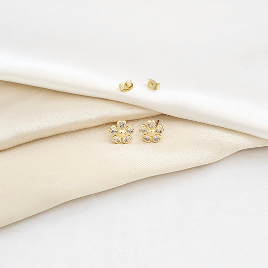 TOPO FLOR PETALOS EN FORMA DE CORAZON DORADO RF K6111