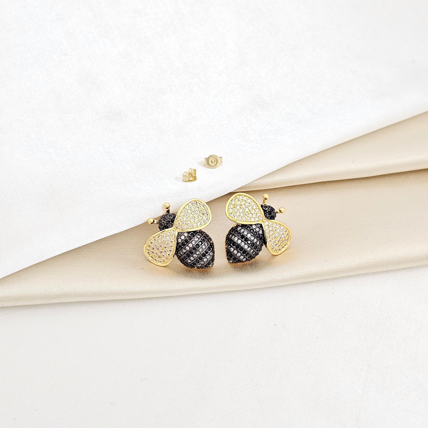 TOPO ABEJA DORADO CON CIRCONES NEGROS RF K6218