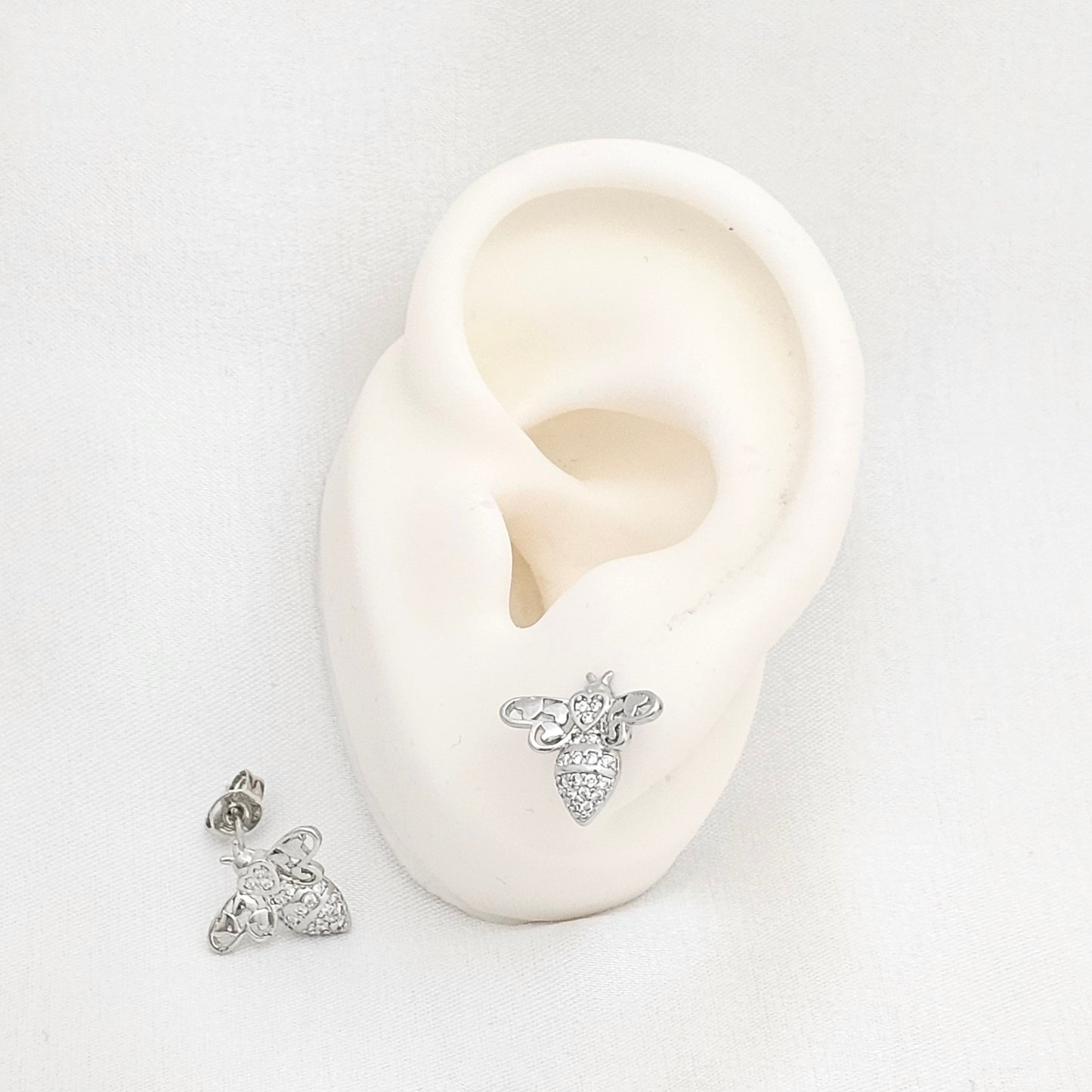 TOPO ABEJA CON CORAZONES Y CIRCONES PLATEADO RF K6516