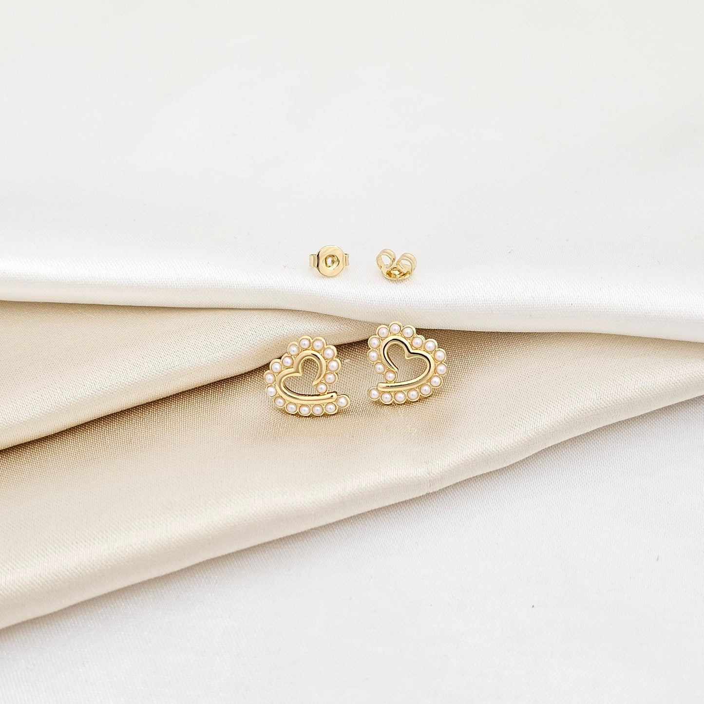 TOPO CORAZON LISO DORADO CON MINI PERLAS RF K7034
