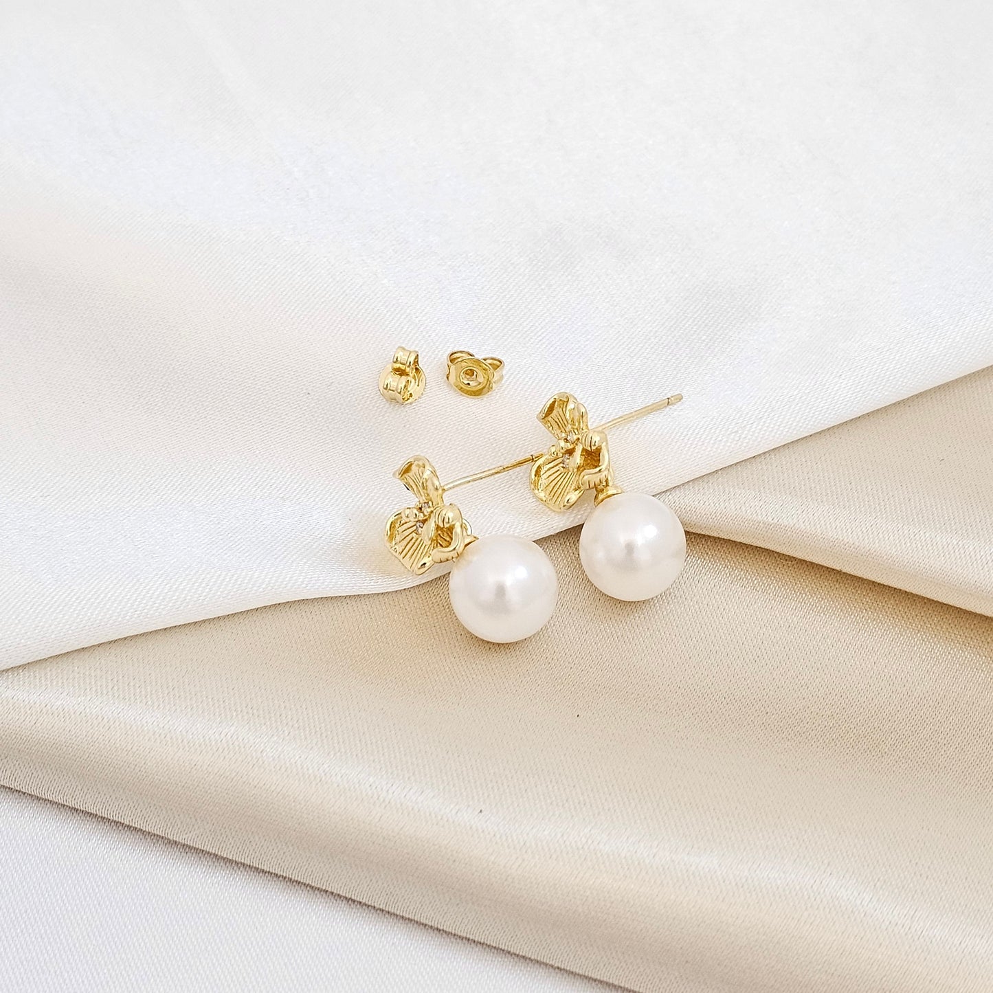 TOPO FLOR Y LIBELULA DORADO CON PERLA RF K7587