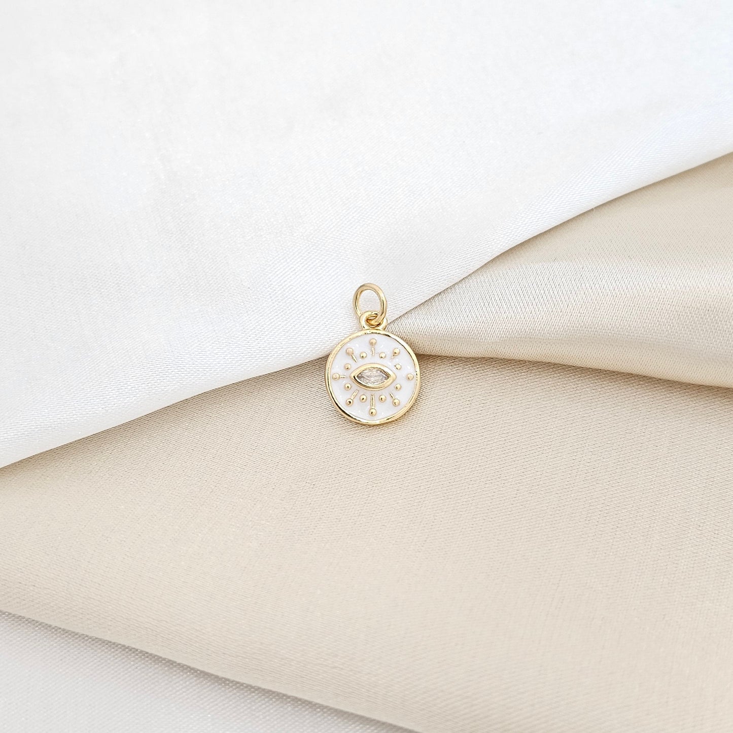 DIJE CIRCULO BLANCO CON OJO DORADO RF K5906