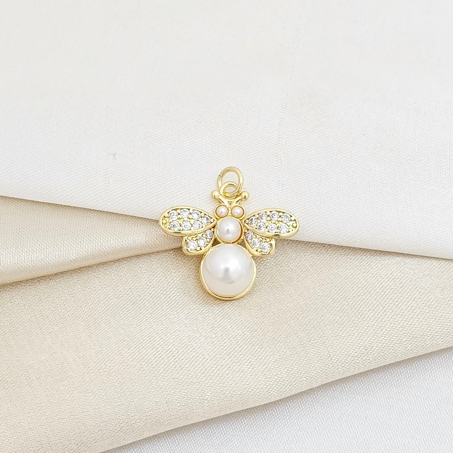 DIJE ABEJA CON PERLAS Y CIRCONES DORADO RF K5944
