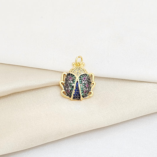 DIJE DORADO MARIQUITA VERDE CON CIRCONES DE COLORES RF K5946