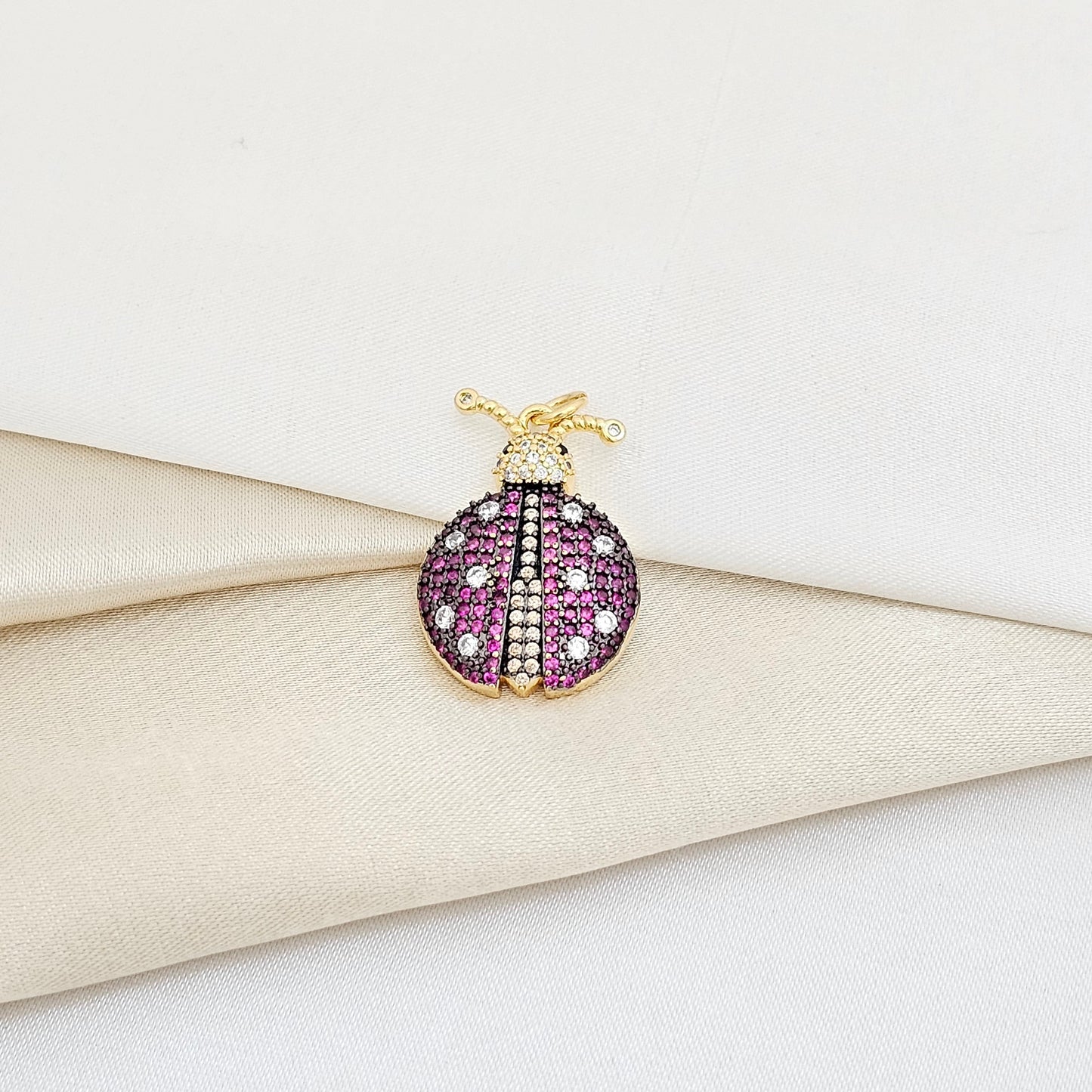 DIJE DORADO MARIQUITA FUCSIA CON CIRCONES RF K5947