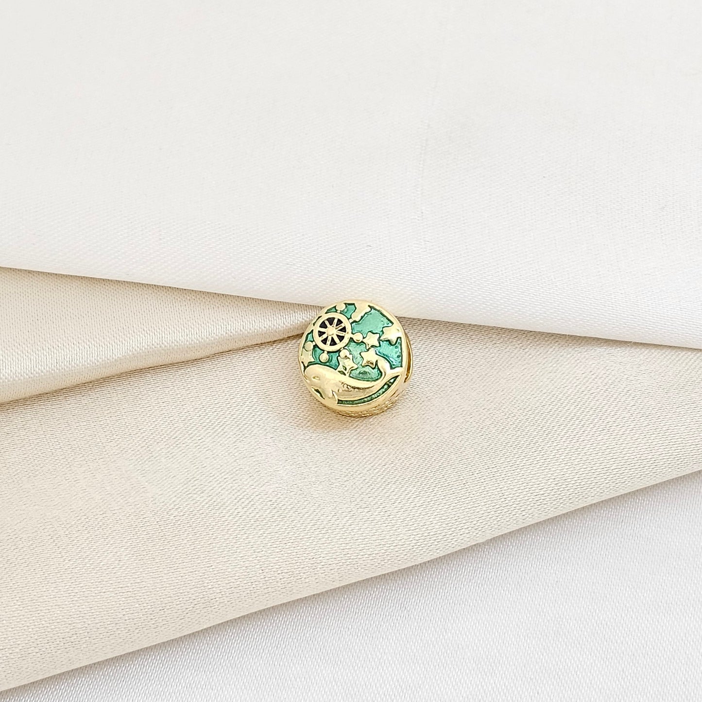 CHARM FIGURAS DEL MAR VERDE Y DORADO RF K5968