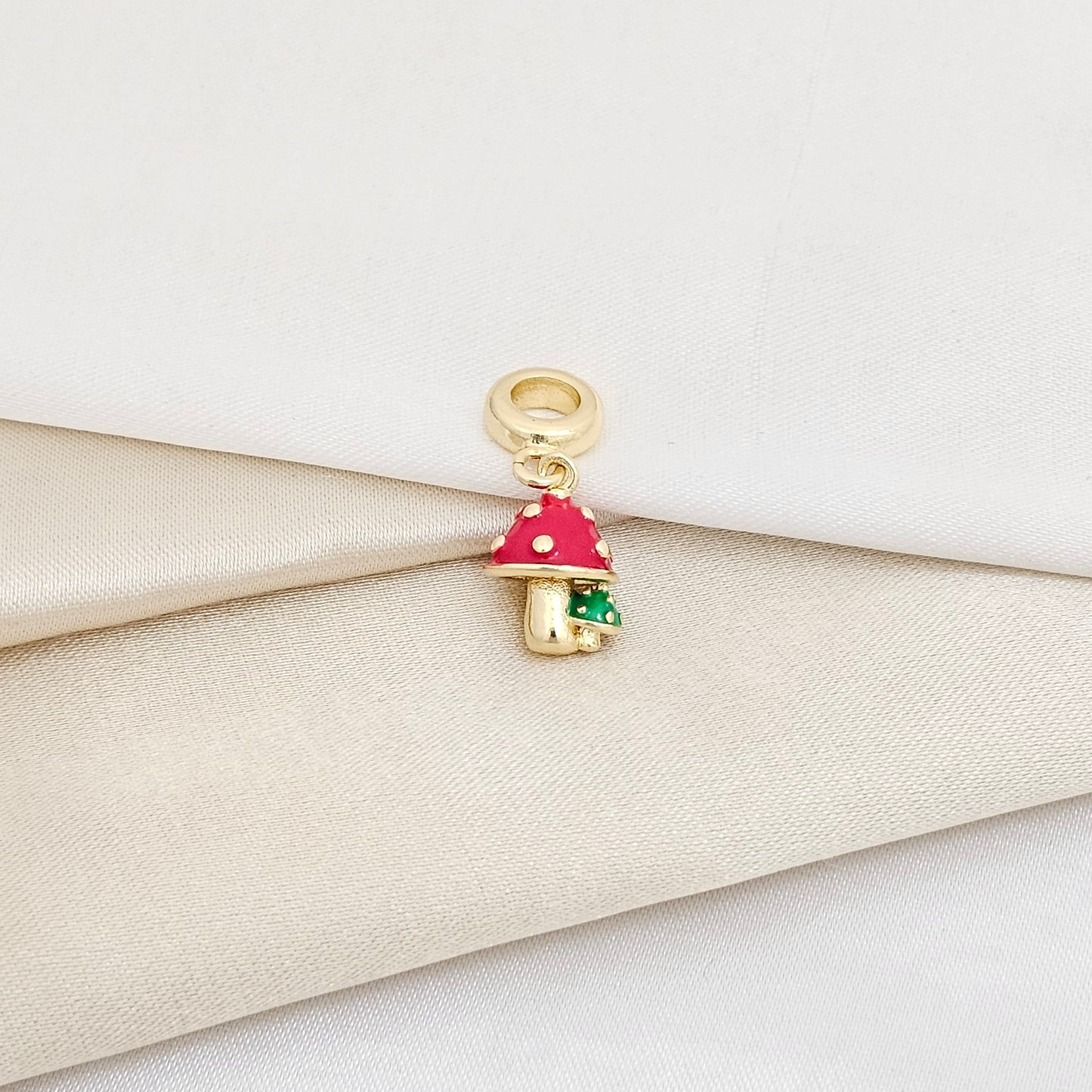 CHARM HONGO ROJO CON CIRCONES DORADO RF K5981