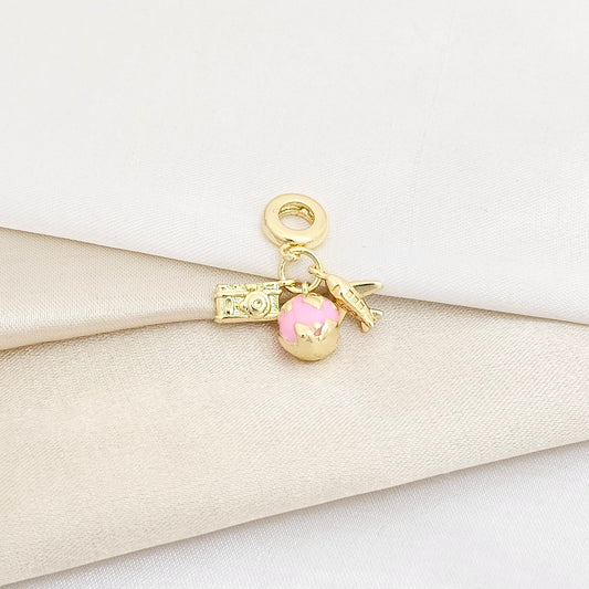 CHARM AVION CAMARA Y MUNDO ROSA CON DORADO RF K5982