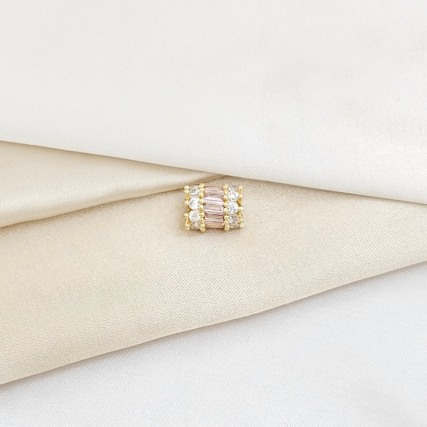 CHARM SEPERADOR CIRCONES ROSA Y CRISTAL DORADO RF K5996