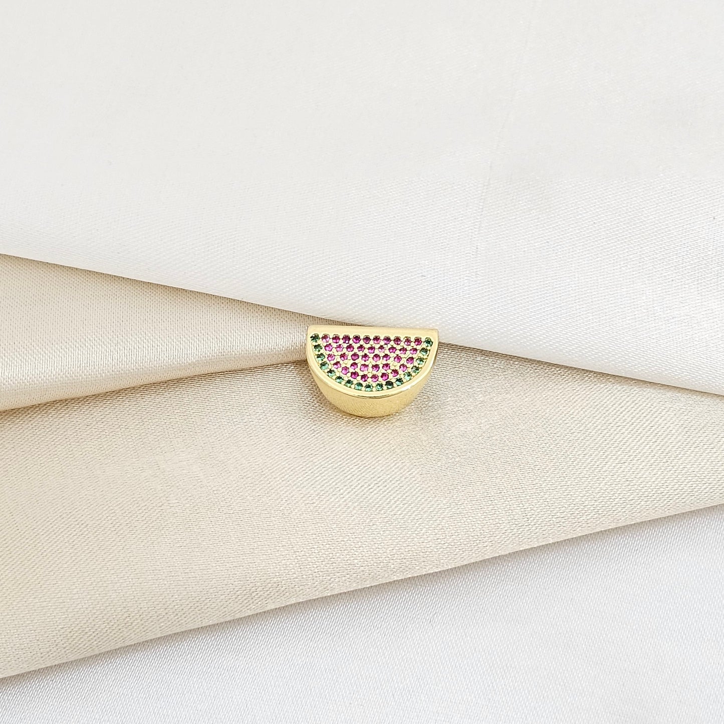 CHARM SANDIA DORADO CON CIRCONES VERDES Y FUCSIA RF K5998