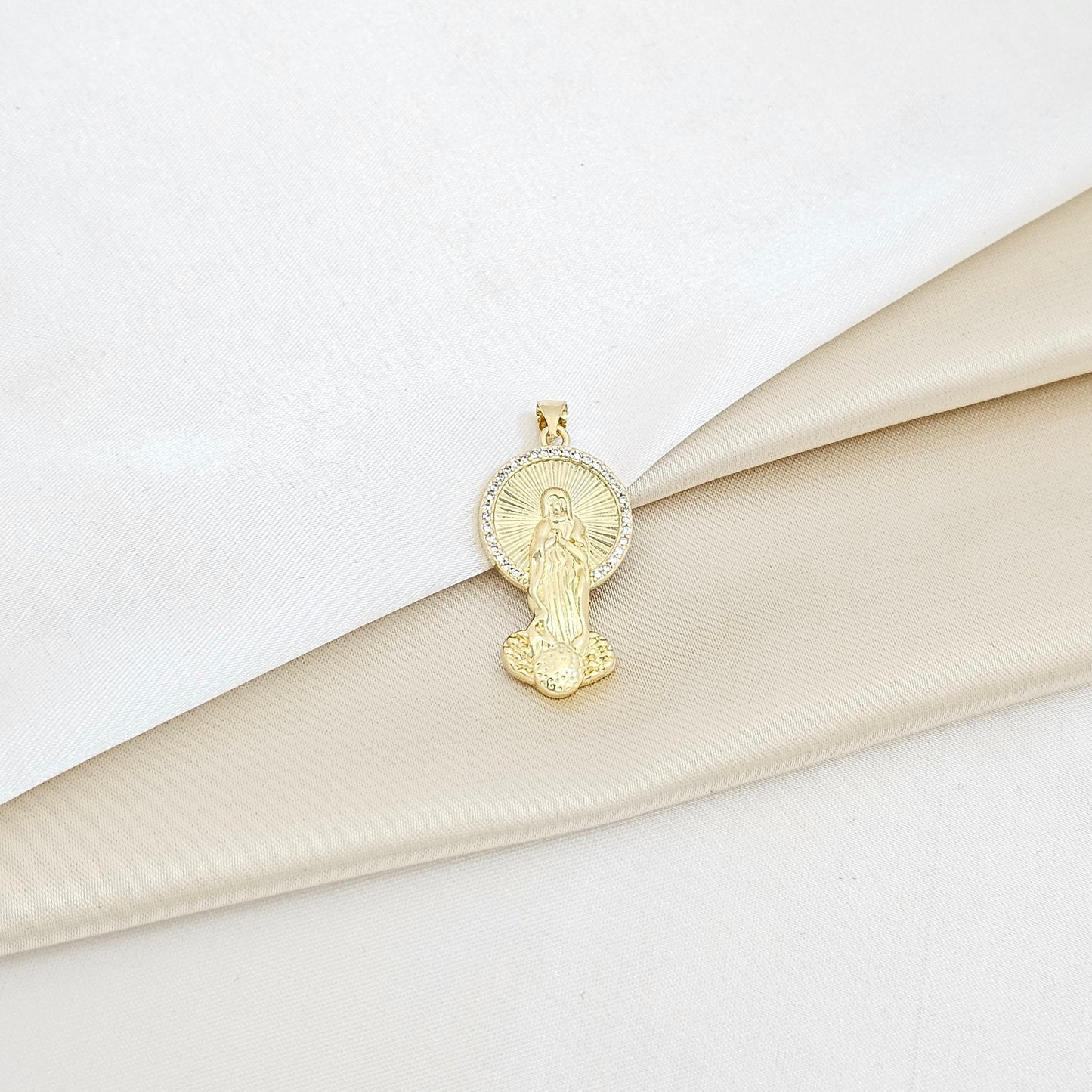 DIJE VIRGEN MEDIANA DORADO CON CIRCONES RF K6195