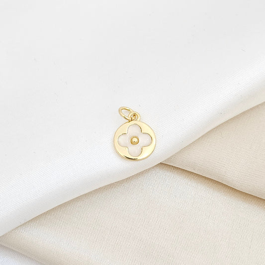DIJE CIRCULO DORADO CON FLOR BLANCA RF K6253