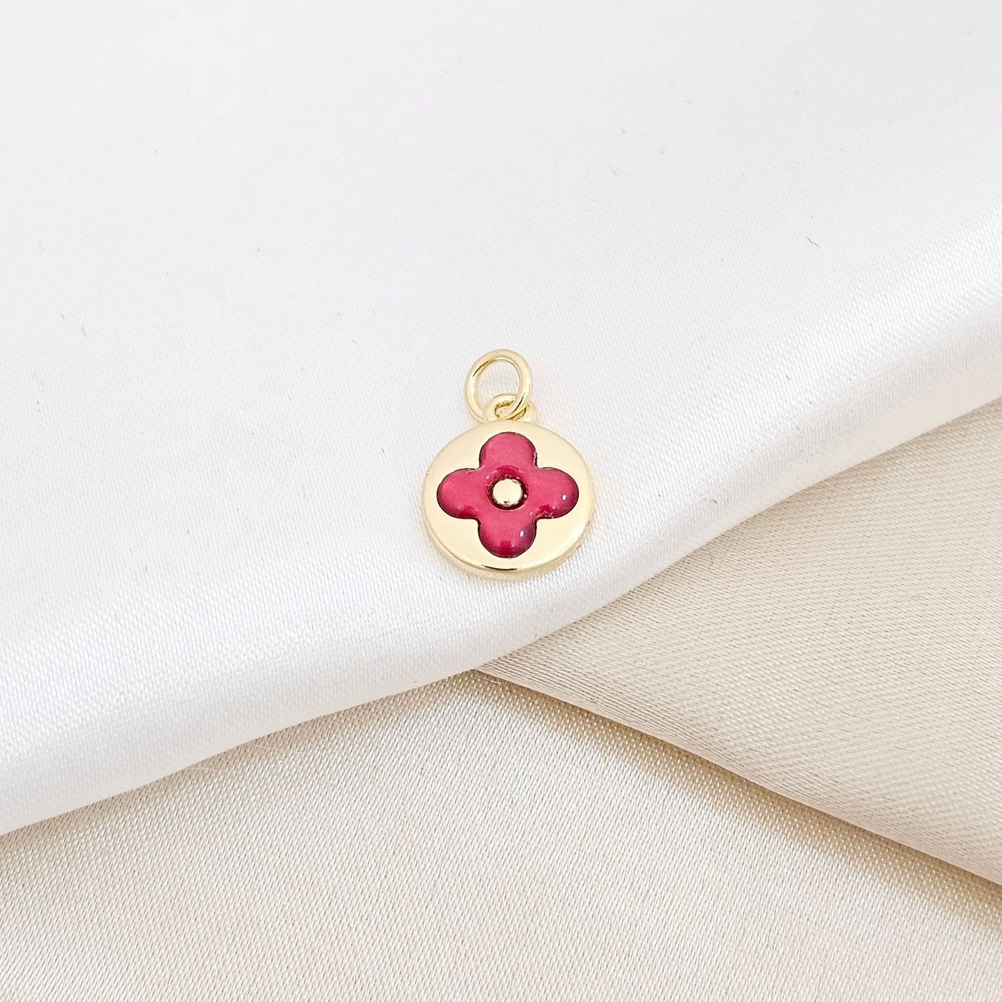 DIJE CIRCULO DORADO CON FLOR ROJA RF K6254
