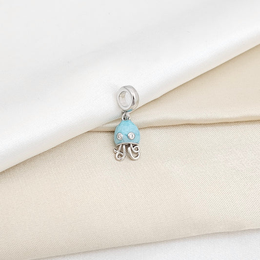CHARM PLATEADO MEDUSA AZUL RF K6418