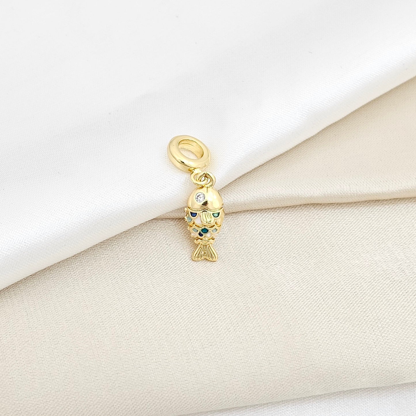 CHARM PEZ DORADO CON ESCAMAS DE COLORES RF K6419